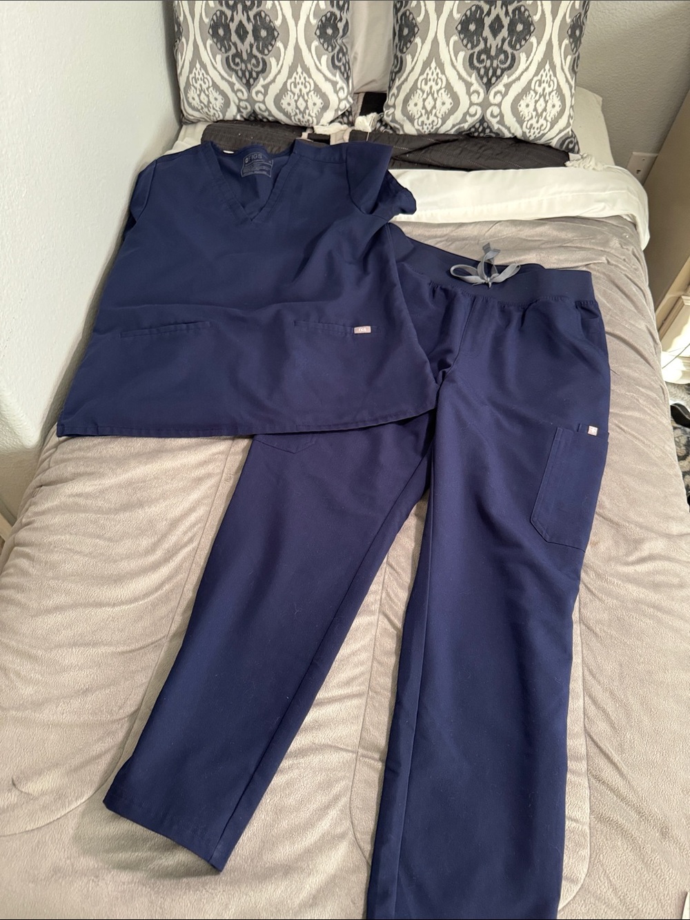 Figs Women's technical collection 2 pc Navy pockets Scrub set both size X-Large